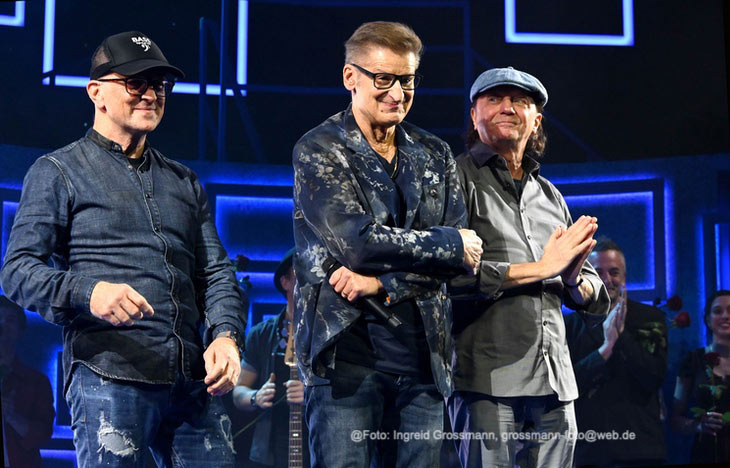 Joe Crawford, Hartmut Engler und Rudi Buttas von PUR beim Schlussapplaus von "Abenteuerland - Das Musical" im Deutschen Theater bis 18.01.2026 (&copy;Foto: Ingrid Grossmann)